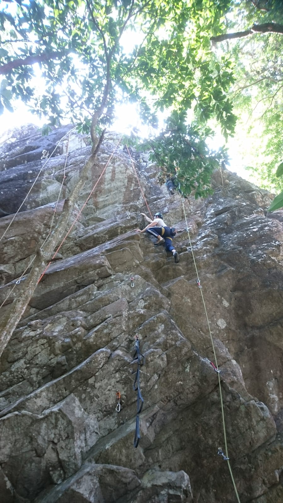 escalando roca en acid rock panama