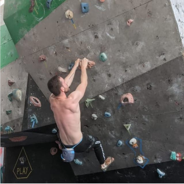 escalando pared en baboons boulder wall ciudad de panama